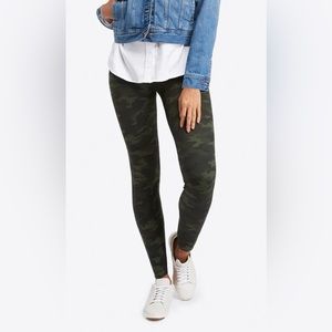 Spanx Look At Me Now Green Camo Leggings in Sz Medium